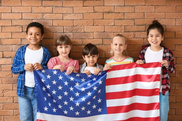 Petits Enfants Avec Drapeau Des Etats Unis Sur Fond Brique — Photo