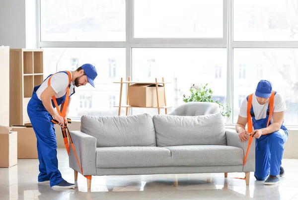 Loaders Carrying Furniture Using Cargo Belts — Stock Photo, Image