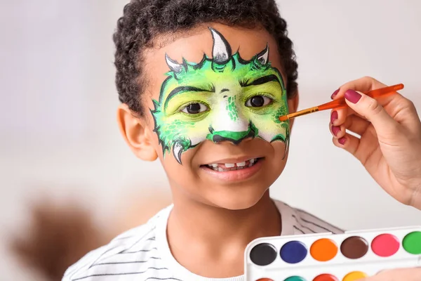 Woman Painting Face African American Boy Home — Stock Photo, Image