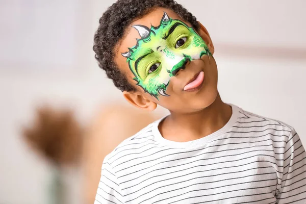 Дивний Афро Американський Хлопчик Розфарбованим Обличчям Вдома — стокове фото