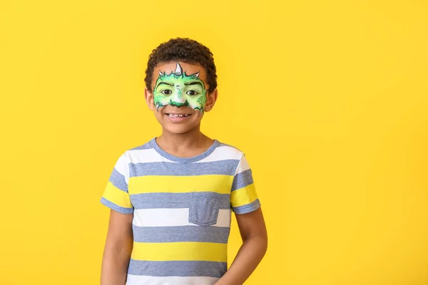 Дивний Афро Американський Хлопчик Розфарбованим Обличчям Кольоровому Фоні — стокове фото