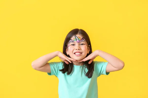 Vtipné Asijské Dívka Obličejem Malování Barevném Pozadí — Stock fotografie
