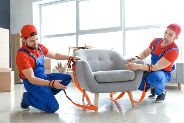 Loaders Carrying Furniture Using Cargo Belts — Stock Photo, Image