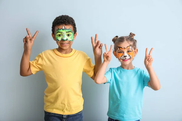 Niños Divertidos Con Pintura Facial Sobre Fondo Color — Foto de Stock