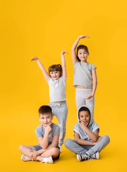 Niedliche Kleine Tänzer Auf Farbigem Hintergrund — Stockfoto