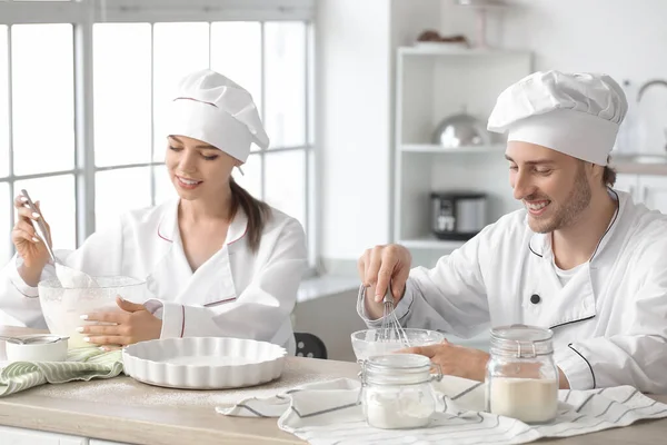 Jóvenes Pasteleros Cocinando Sabroso Postre Cocina —  Fotos de Stock