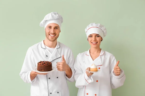 Pasteleros Jóvenes Con Sabrosos Postres Que Muestran Gesto Pulgar Hacia — Foto de Stock