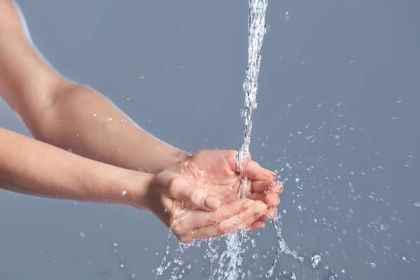 Vrouw Wassen Handen Tegen Grijze Achtergrond — Stockfoto