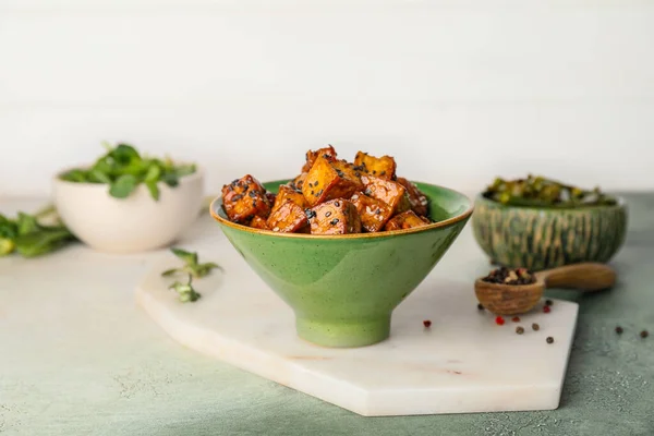 Tigela Com Queijo Tofu Saboroso Mesa — Fotografia de Stock