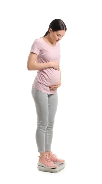 Mladá Těhotná Žena Měření Její Hmotnosti Bílém Pozadí — Stock fotografie