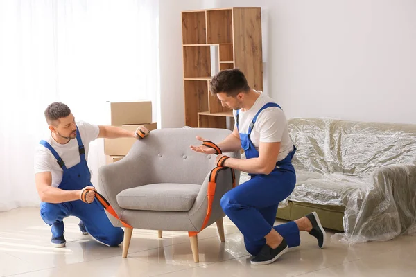 Cargadores Que Transportan Muebles Plano — Foto de Stock