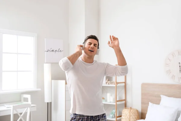 Jovem Bonito Dançando Casa — Fotografia de Stock