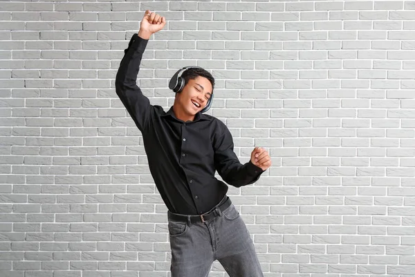 Αφρο Αμερικανός Έφηβος Χορεύει Και Ακούει Μουσική Φόντο Τούβλο — Φωτογραφία Αρχείου