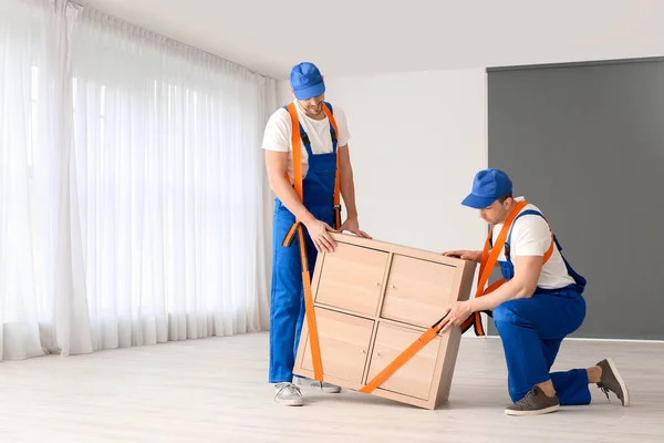 Cargadores Que Transportan Muebles Plano —  Fotos de Stock