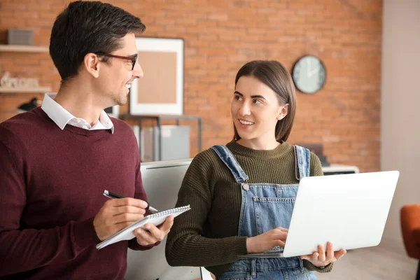 Pareja Joven Trabajando Juntos Casa — Foto de Stock