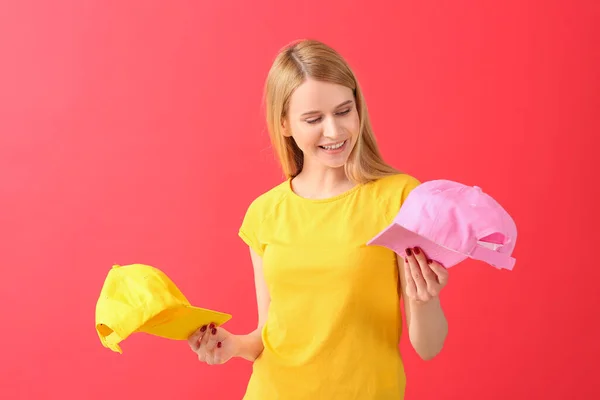 Hermosa Mujer Joven Con Elegantes Gorras Fondo Color — Foto de Stock