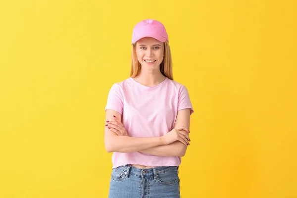 Hermosa Mujer Joven Elegante Gorra Sobre Fondo Color — Foto de Stock