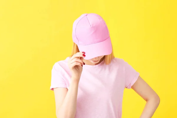 Renkli Arka Planda Şık Şapkalı Güzel Bir Kadın — Stok fotoğraf