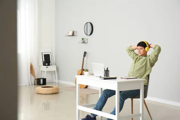 Joven Asiático Hombre Relajante Después Trabajar Ordenador Portátil Casa — Foto de Stock