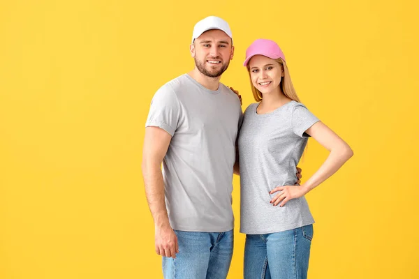 Pareja Joven Elegantes Gorras Sobre Fondo Color — Foto de Stock