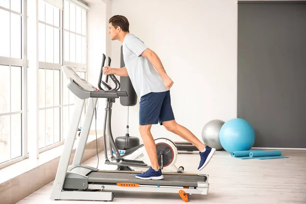 Junger Mann Trainiert Auf Laufband Fitnessstudio — Stockfoto