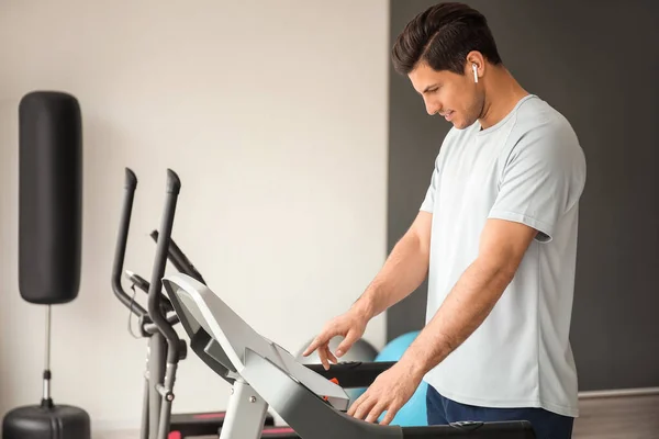 Junger Mann Trainiert Auf Laufband Fitnessstudio — Stockfoto