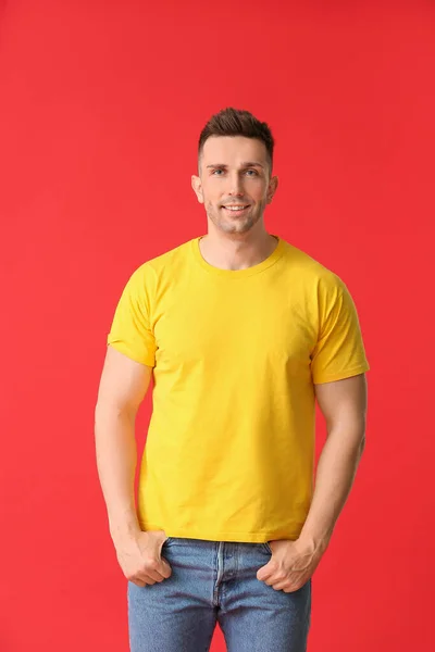 男性でスタイリッシュなTシャツ上の色の背景 — ストック写真