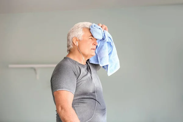 Senior Man Wiping Sweat Training Treadmill Gym — Stock Photo, Image