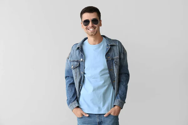 Man Stylish Shirt Γκρι Φόντο — Φωτογραφία Αρχείου