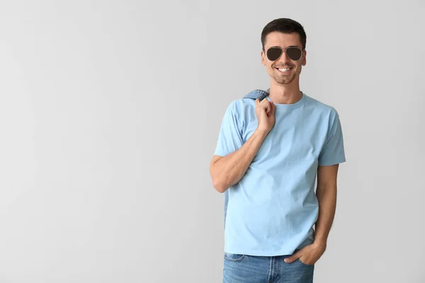 Hombre Con Elegante Camiseta Sobre Fondo Gris — Foto de Stock