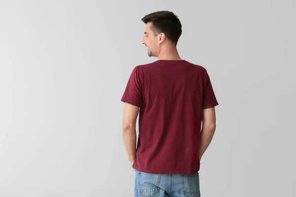 Hombre Con Elegante Camiseta Sobre Fondo Gris —  Fotos de Stock