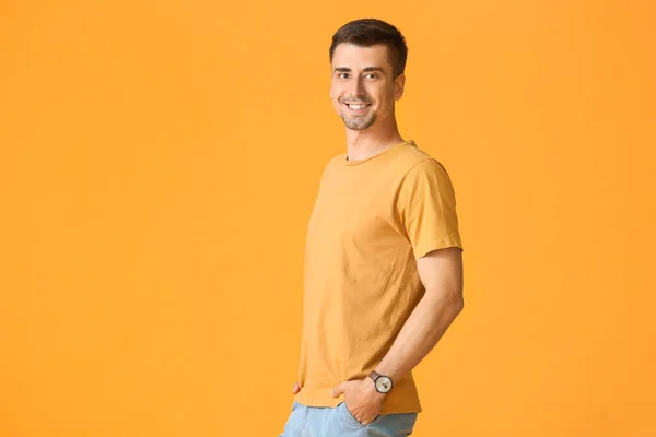 Hombre Elegante Camiseta Sobre Fondo Color — Foto de Stock