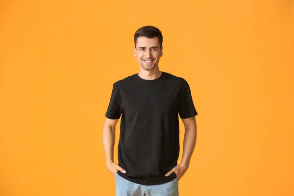 Mann Stylischem Shirt Auf Farbigem Hintergrund — Stockfoto