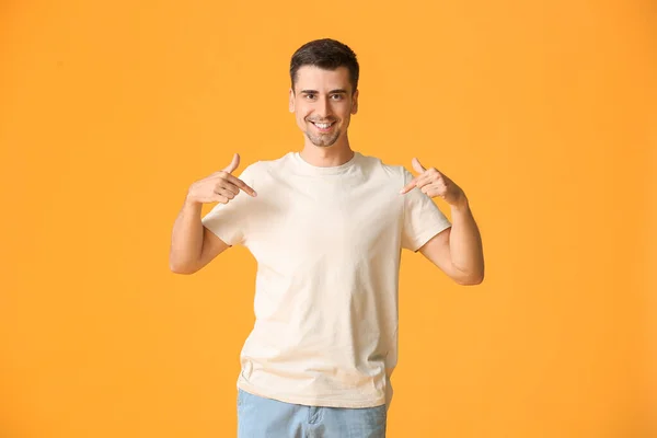 Hombre Elegante Camiseta Sobre Fondo Color — Foto de Stock