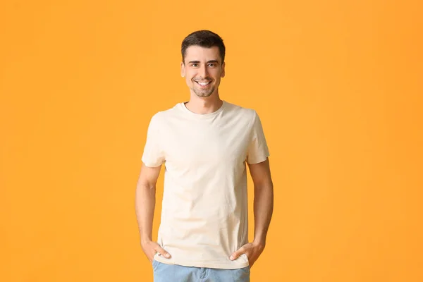 Hombre Elegante Camiseta Sobre Fondo Color — Foto de Stock