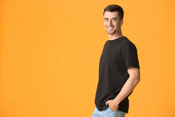 Hombre Elegante Camiseta Sobre Fondo Color — Foto de Stock