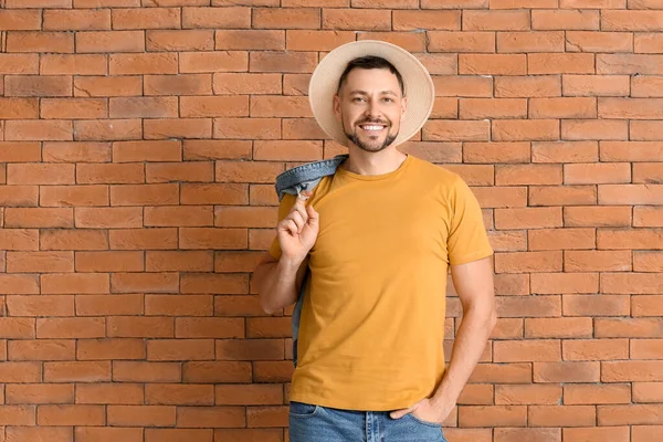 Άνδρας Κομψό Shirt Κοντά Στον Τοίχο Από Τούβλα — Φωτογραφία Αρχείου
