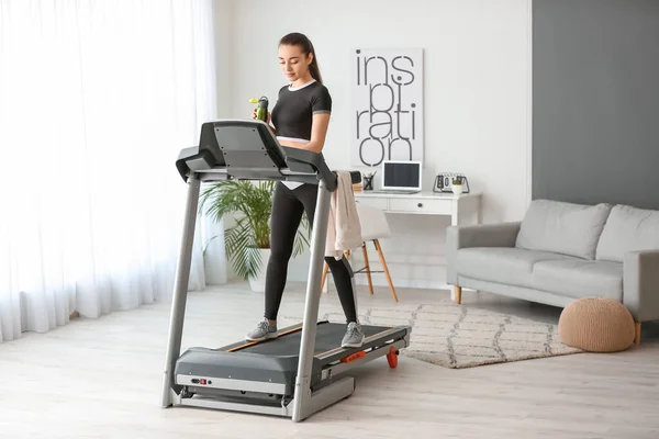 Entrenamiento Mujer Joven Deportiva Cinta Correr Casa — Foto de Stock