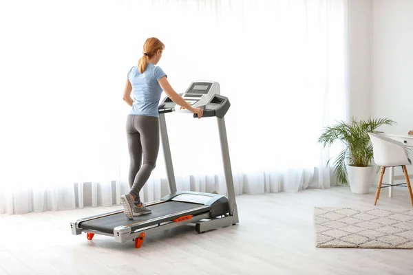 Entrenamiento Mujer Deportiva Cinta Correr Casa — Foto de Stock