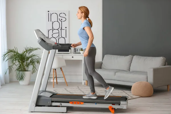 Entrenamiento Mujer Deportiva Cinta Correr Casa — Foto de Stock