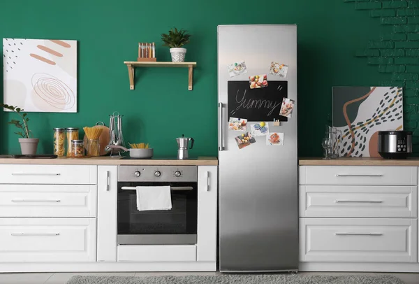 Интерьер Современной Кухни Холодильником — стоковое фото