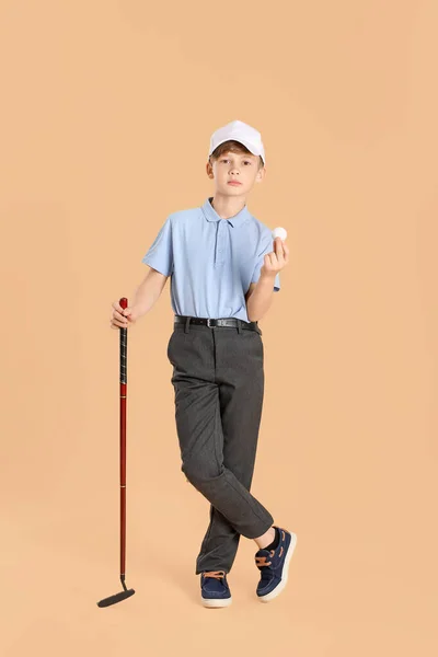 Netter Kleiner Golfspieler Auf Farbigem Hintergrund — Stockfoto