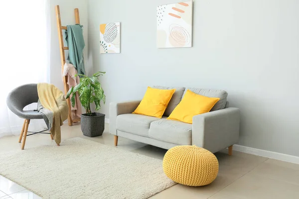 Interieur Des Modernen Zimmers Mit Bequemem Sofa — Stockfoto