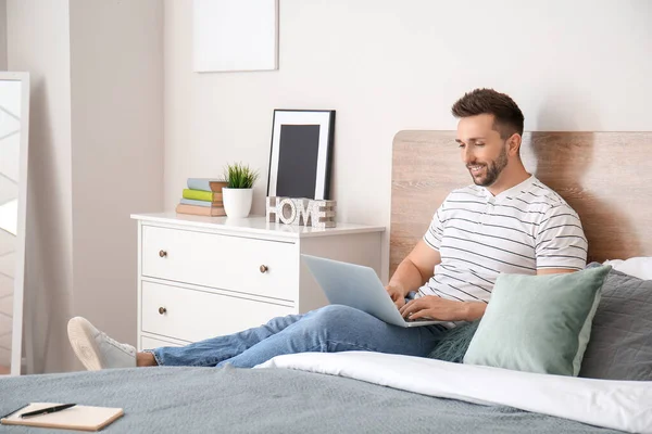 Jovem Com Laptop Trabalhando Casa — Fotografia de Stock