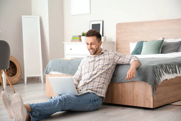 Jeune Homme Avec Ordinateur Portable Travaillant Maison — Photo