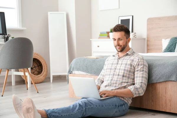 Joven Con Portátil Trabajando Casa — Foto de Stock