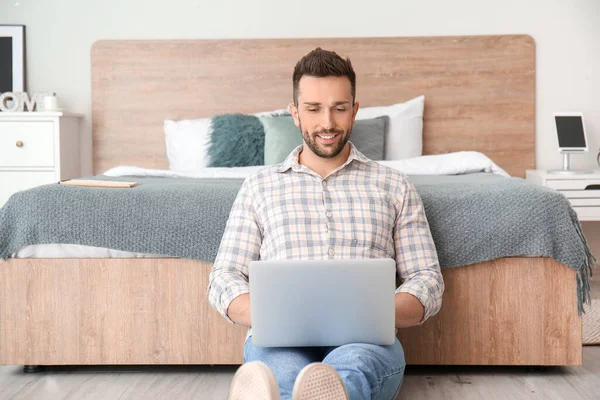 Joven Con Portátil Trabajando Casa — Foto de Stock