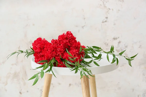 Букет Красивих Квітів Гвоздики Столі Світлому Фоні — стокове фото