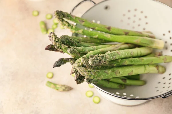 Fresh Asparagus Colander Table — Stock Photo, Image