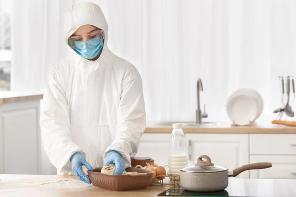 Frau Biohazard Anzug Kocht Küche — Stockfoto